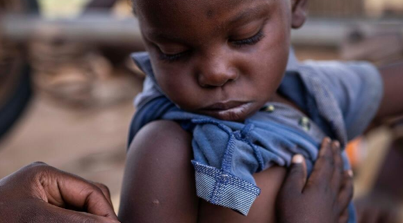 Tinashi* (4) is assessed during an Emergency Health Unit-supported nutrition survey in Zimbabwe. Image credit: Sacha Myers / Save the Children