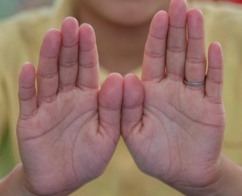 Mariana*, 10, shows her clean hands, after receiving a hygiene kit from Save the Children in Mexico. Mariana* is from Honduras and her and her family were displaced due to violence. She and her family are seeking a better future, and are waiting in a shelter in southern Mexico. Image credit: Marco Giron / Save the Children