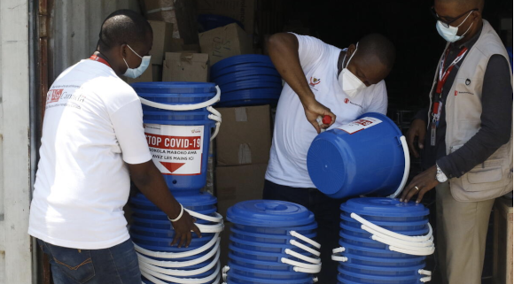 Distributing kits to hospitals as part of the Coronavirus pandemic response in DRC. May, 7, 2020. (Christian Mutombo / Save the Children)