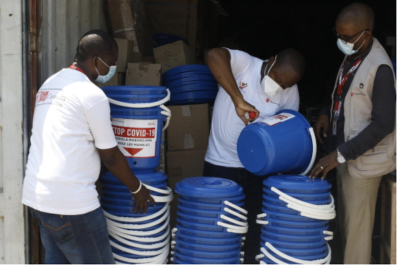 Distributing kits to hospitals as part of the Coronavirus pandemic response in DRC. May, 7, 2020. (Christian Mutombo / Save the Children)