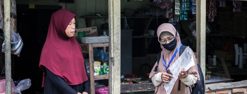 Sri Rostiaty visited Farida at her shop to monitor the prevention practices, as well as to update her with the latest information around COVID-19.
