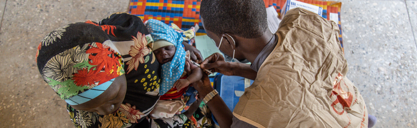 Healthworker Nura Ibrahim administers a vaccine at a school in a remote community in Jigawa State, Nigeria. Image credit: Yagazie Emezi / Save the Children