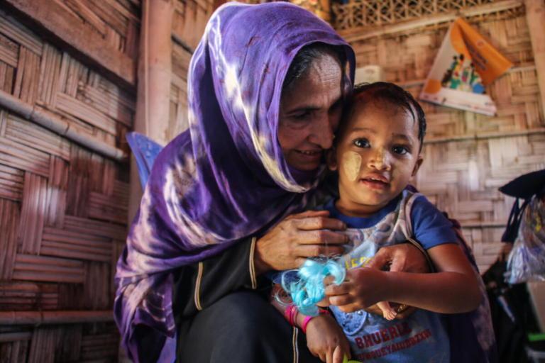 CH1473550_Hamida (40) and Runa (3) live in the Rohingya Refugee camps in Bangladesh and attend Save the Children's clinic